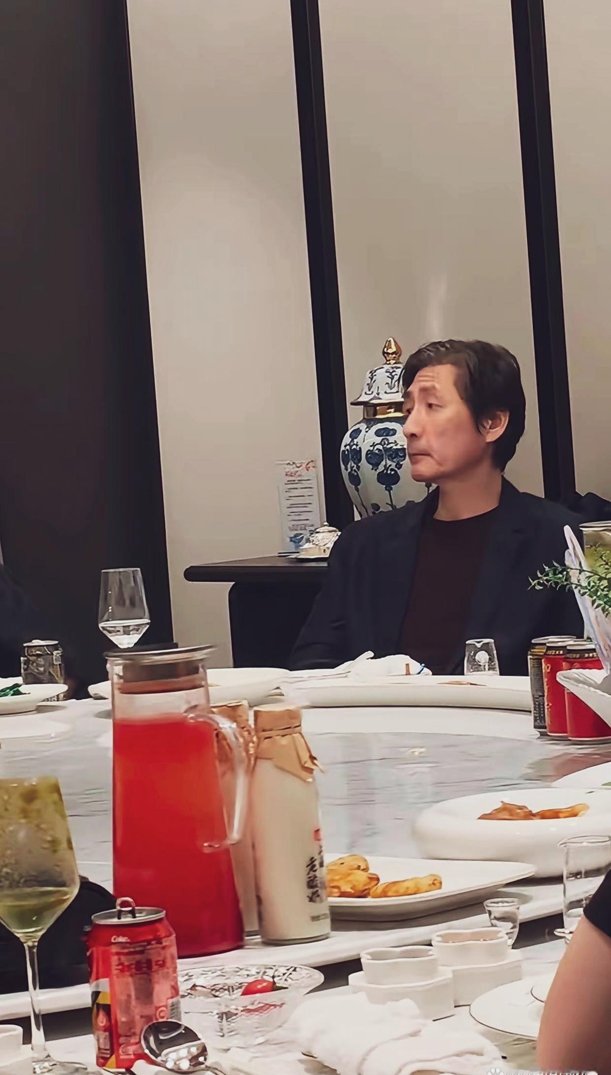据说他与张嘉译是北京电影学院87班同班同学，他是谁？不熟悉，他叫什么名字？
