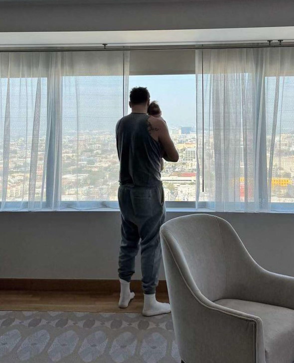 NBA 卢卡·东契奇目前身在斯洛文尼亚，在那里陪伴女儿们，同时继续进行康复训练。