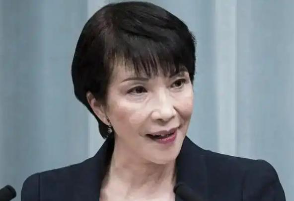 日本政坛暗流涌动，首相高市正站在悬崖边上。
仅仅半年，她的支持率暴跌20个百分点