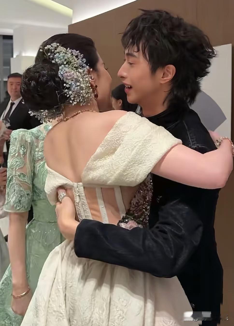 伊能静儿子亨利这社交礼仪是都还给老师了吗？
拥抱刘亦菲时紧紧贴着搂着，不是应该轻