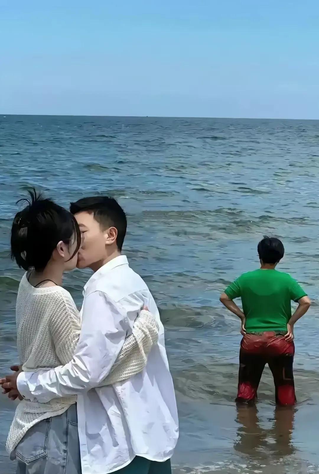 和女友的海边合照，本来挺浪漫的，被这位绿衣大妈抢镜了，哪位大神能帮忙把大妈P掉么
