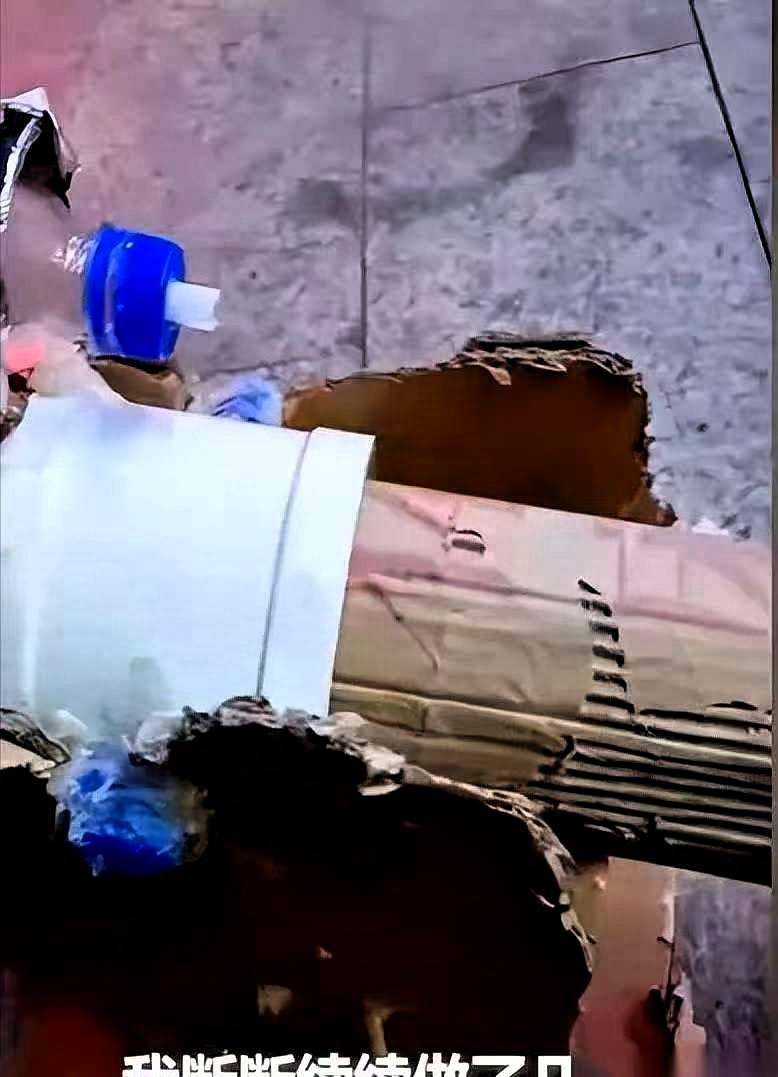 28块钱，捅破了天。
一个10岁的小孩，用捡来的纸壳、破水管、木棍、饮料瓶盖，加