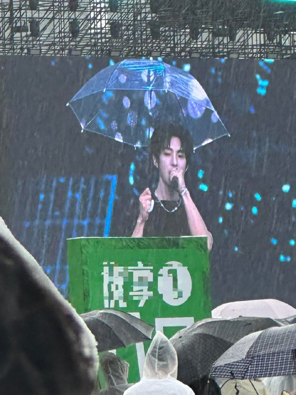 网友:为什么要请一个演员来音乐节翻唱别人的歌 ​​​