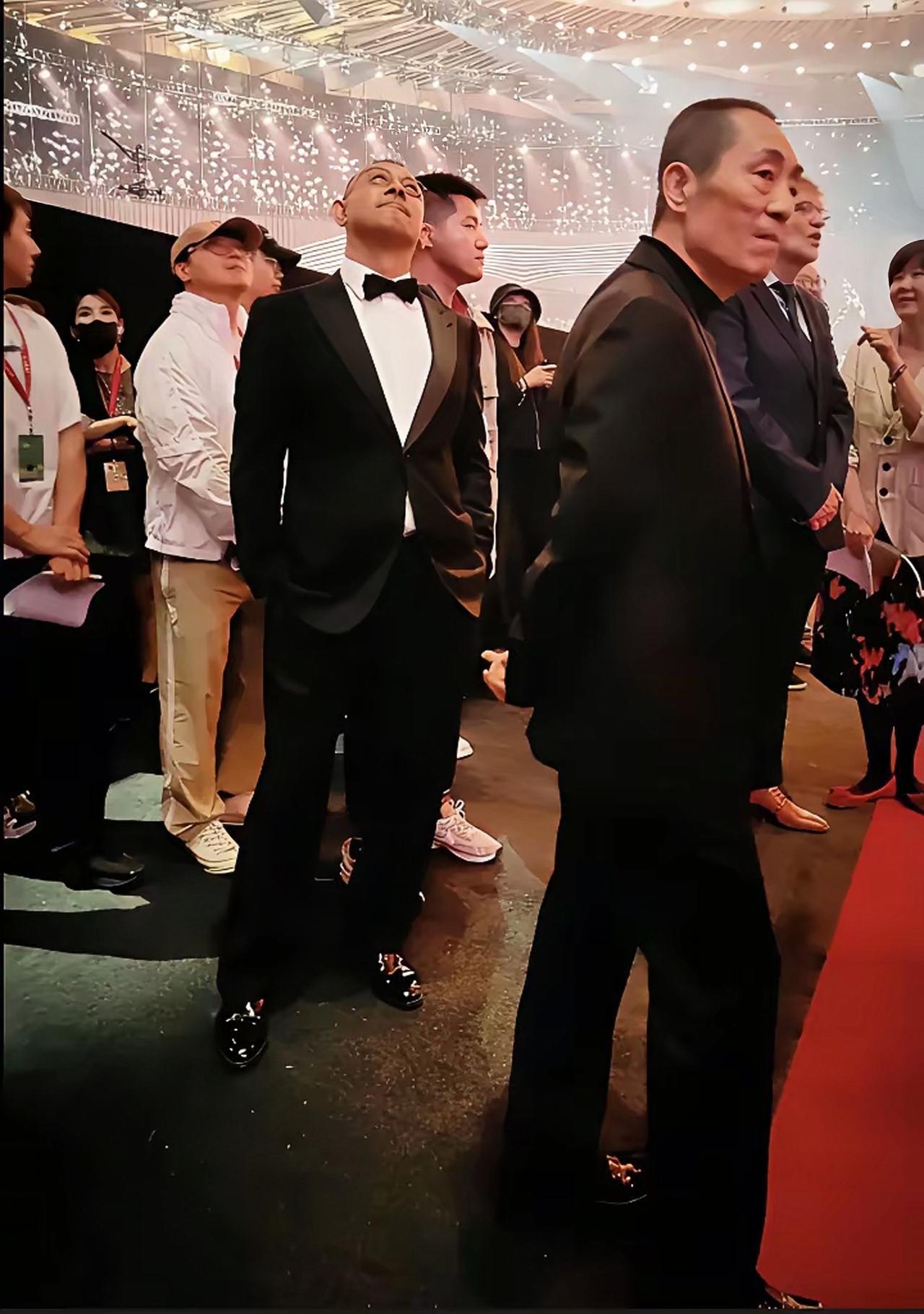 张艺谋与姜文同框旧照，两位大导演参加活动时的画面。

张艺谋与姜文在导演界，有着