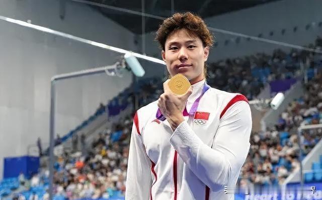 2025年度世界游泳十佳运动员

1. 萨默·麦金托什（加拿大），2025年世锦