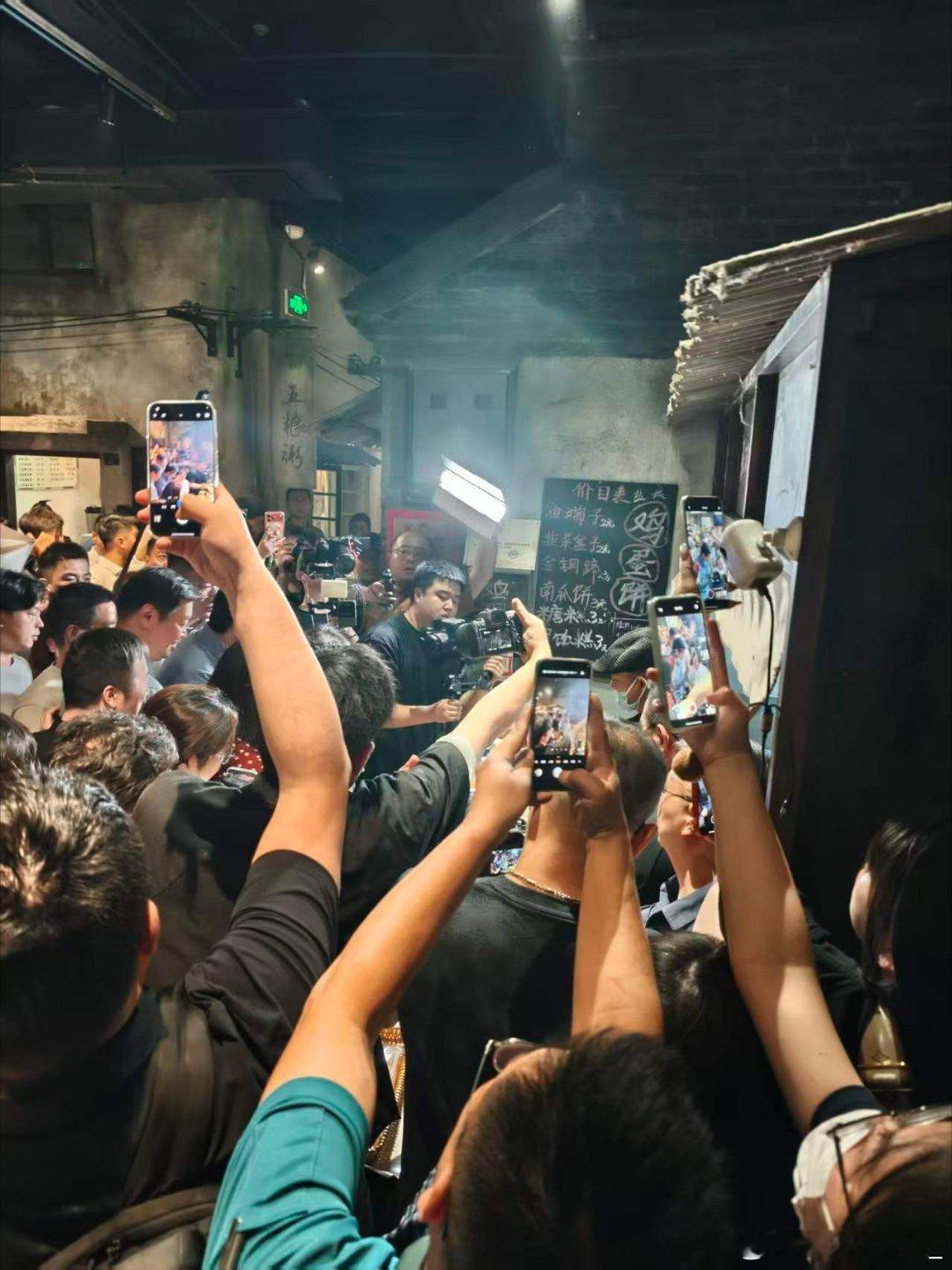 我一看就知道这个写热搜的不懂我们江苏，什么雷军来盐城了，应该是雷军来盐城亭湖了，