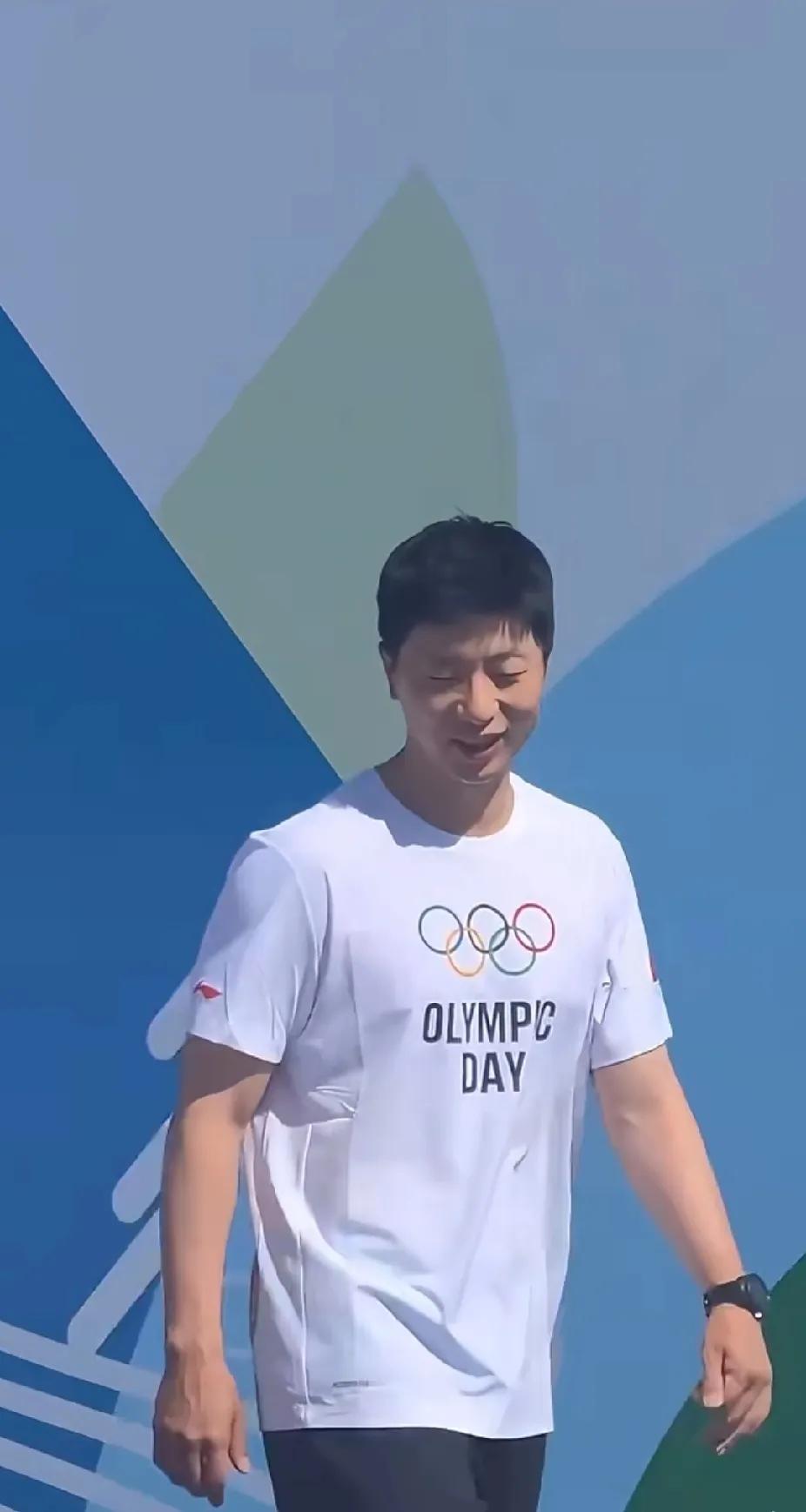 刷到马龙现身鸟巢参加奥林匹克日活动啦🥳 龙队穿印有 “OLYMPIC DAY”