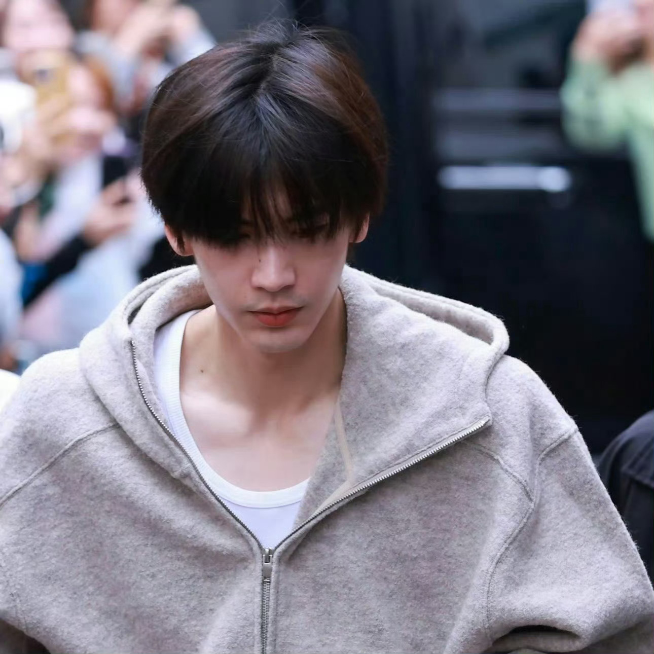 张凌赫今天素颜好性感我的注意点，肩好宽啊。就这点，可以绝杀。世首帅，拿来吧你