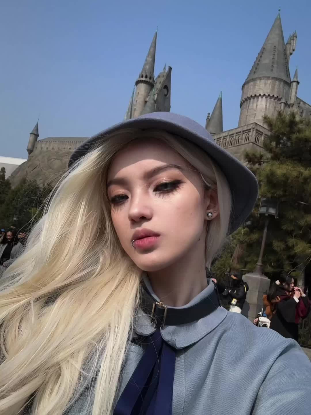 Bonjour ! Je viens de Beauxbâtons. ✨🦋