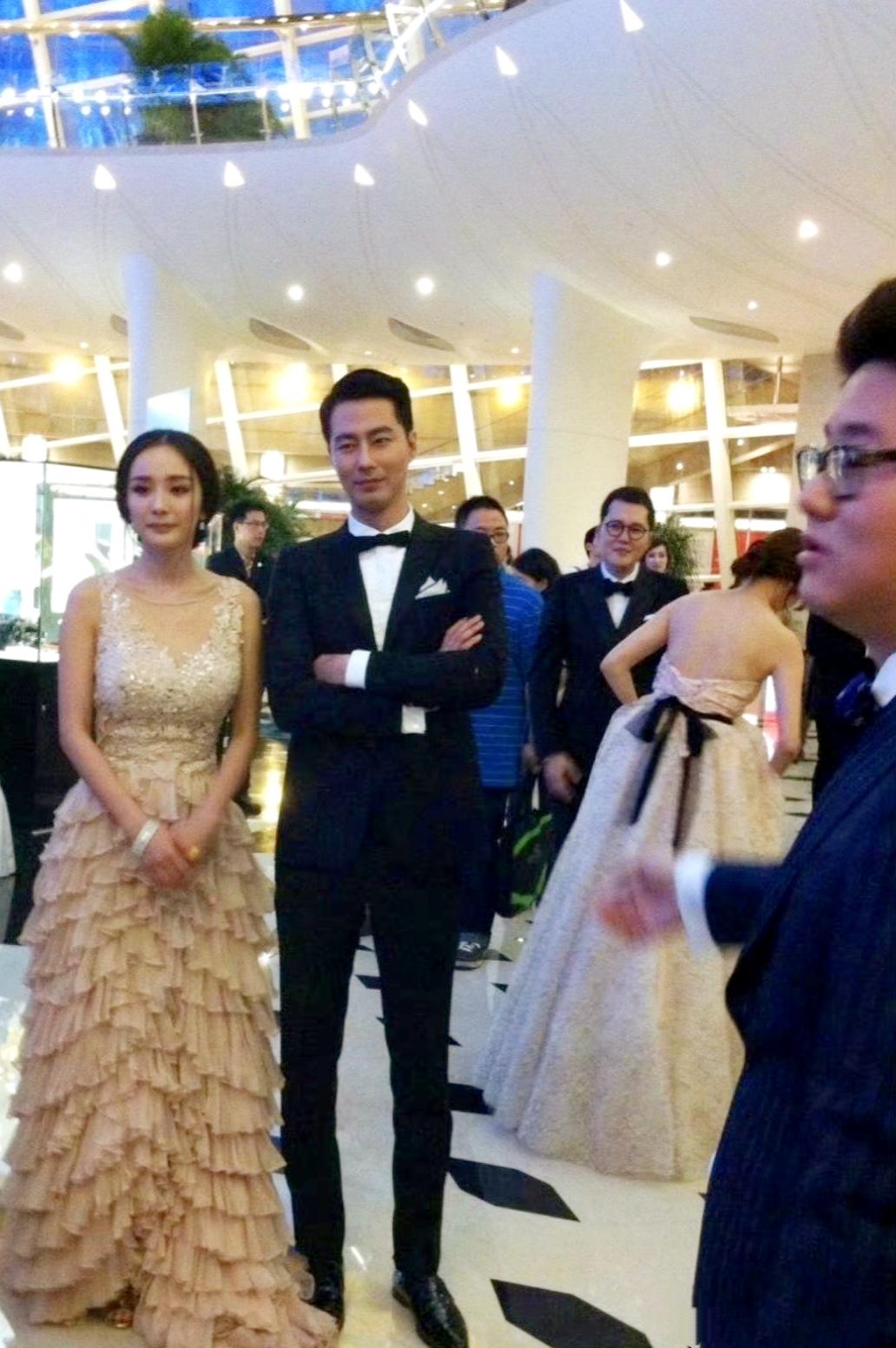 大幂幂有和韩国男神合作过吗？这傲然身姿很吸引人眼球啊，就是这发型和妆容有点不过关