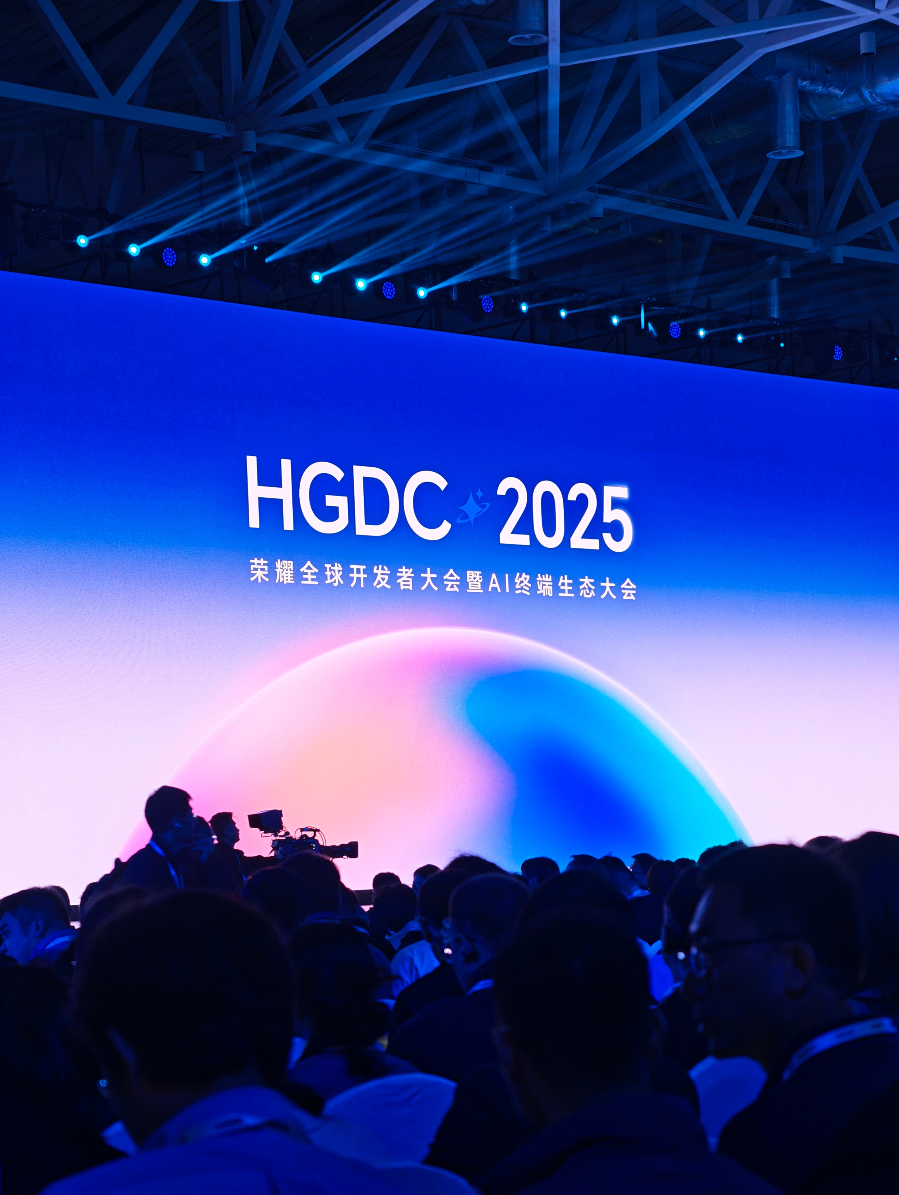HGDC2025 现场，方飞总上台， 正式发布八大AI场景化生态解决方案，覆盖家