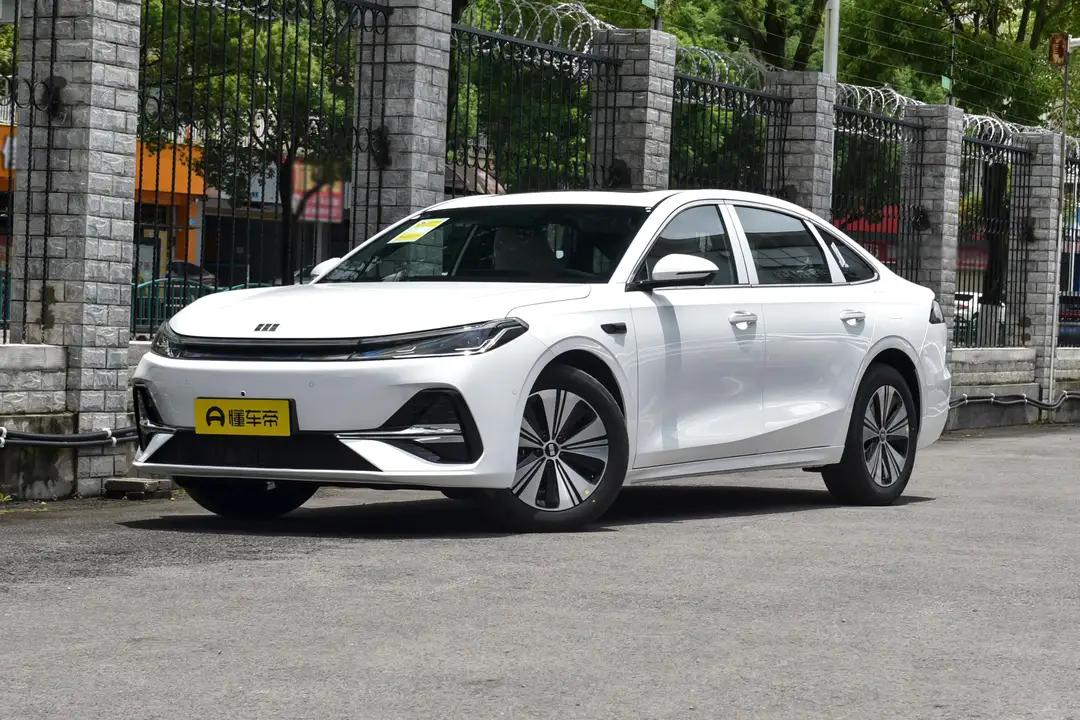其实吉利银河A7 EM这款家用插混轿车，对于我们普通家庭来说还是很实在的。
十万