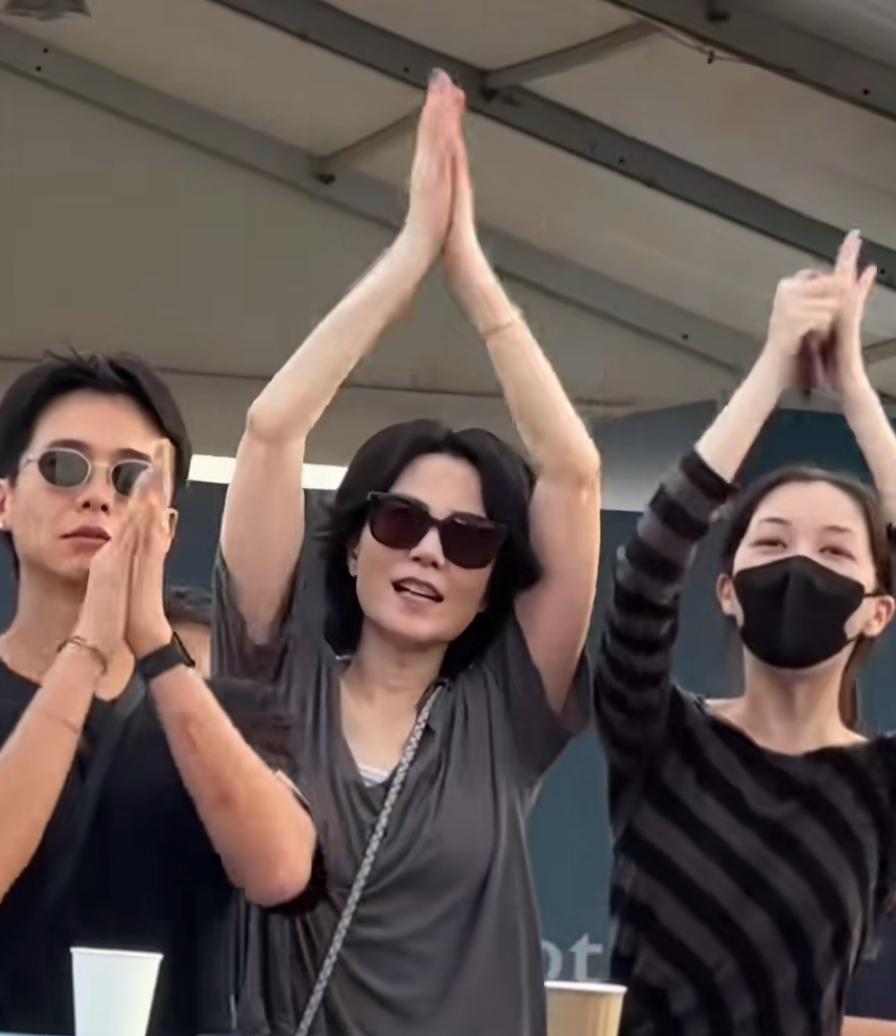 李嫣应该继承了王菲的社恐性格，当镜头给到娘俩，一个左躲右闪，一个直接蹲了下去！
