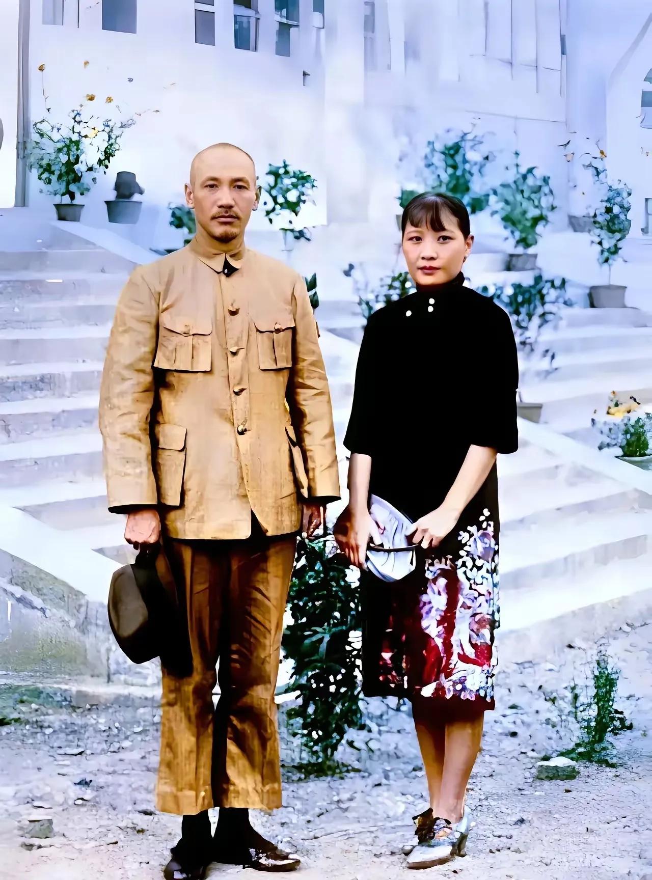 这可不是蒋介石，这是蒋介石的替身——何云，右边是宋美龄，这张照片是现代人工上色后