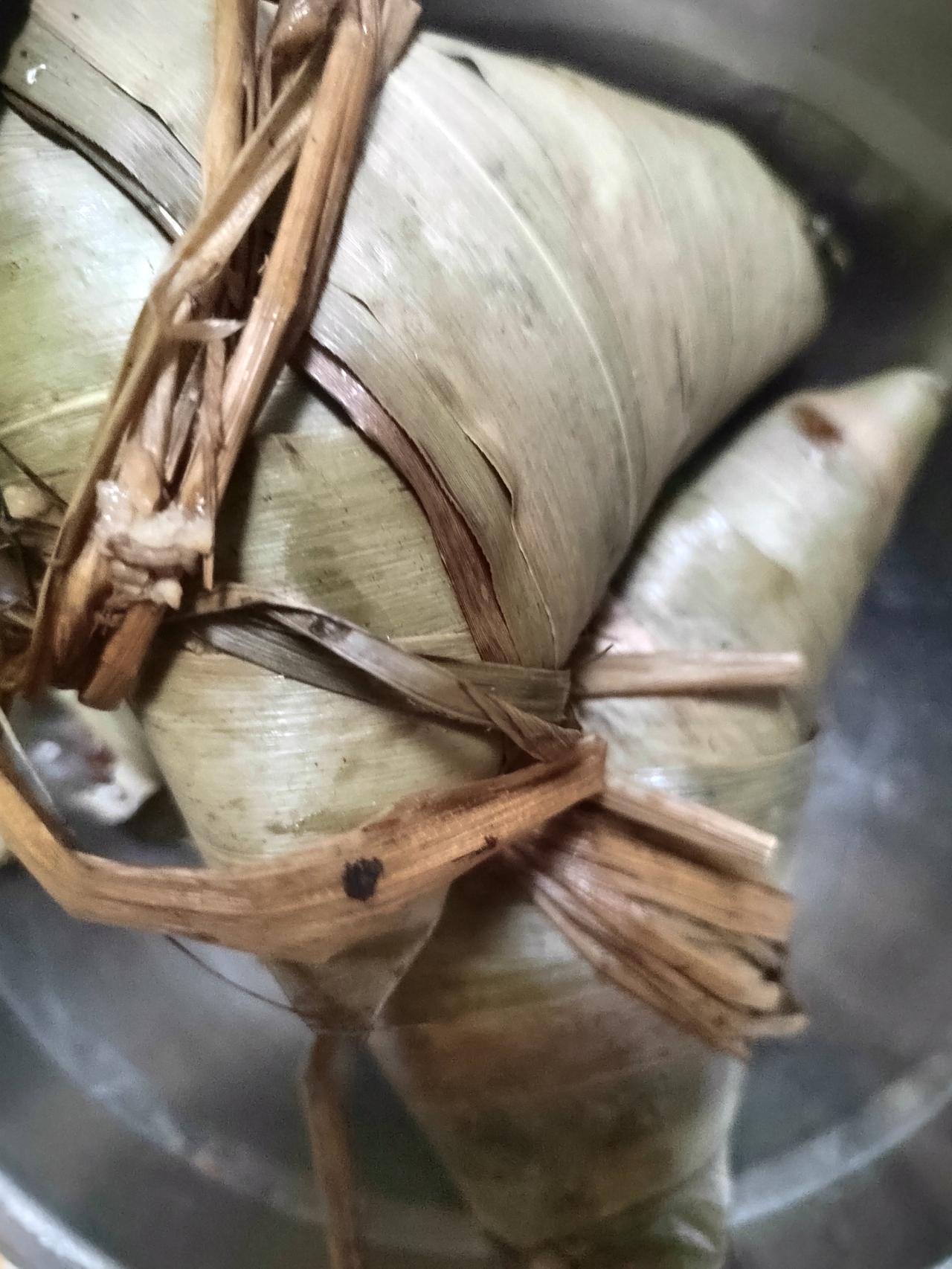 分享一下你随手拍下的照片分享随手拍记忆里端午的味道就是粽香，温热软糯，老妈习惯在