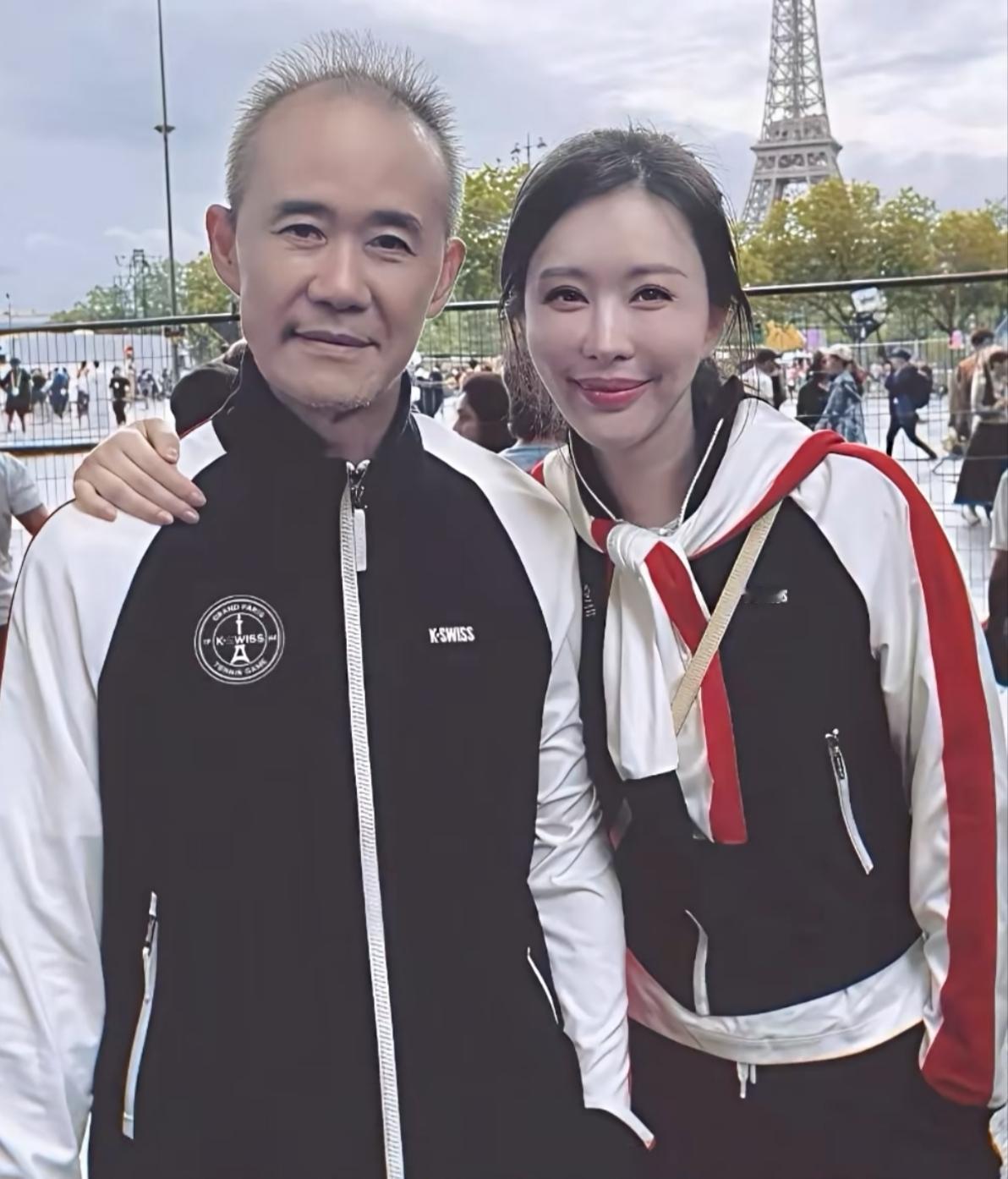 巴黎奥运赛场偶遇王石和田朴珺，两人一身同款拼色运动套装，默契满分，藏不住的恩爱。