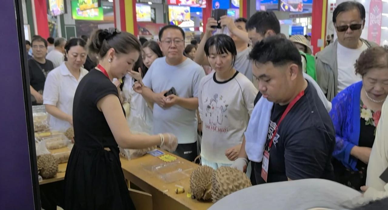十二届兰洽会场菲律宾展厅榴莲销售火爆

记者：王志俭（穿石文图）

今年十二届兰