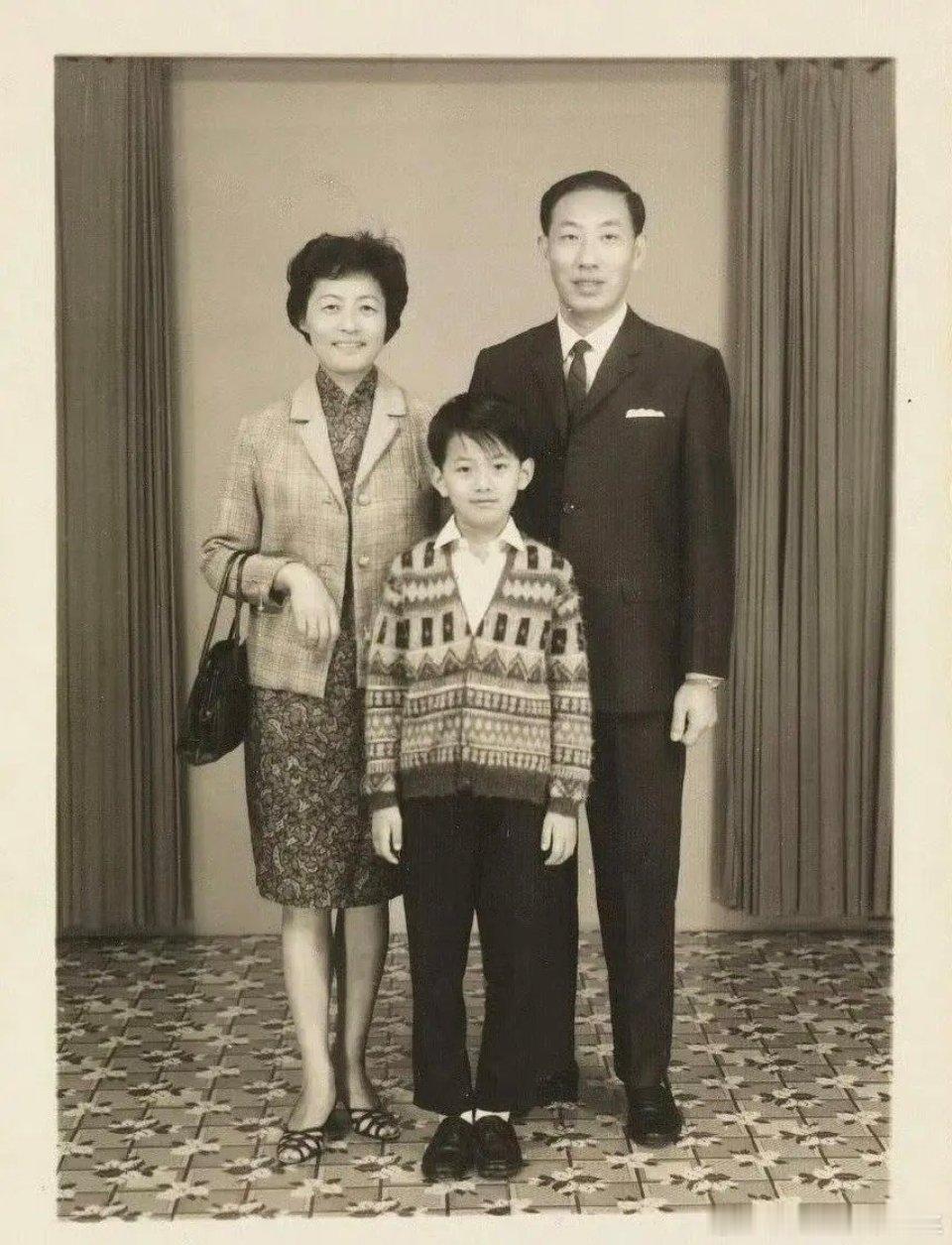 果然人戴上墨镜才能耍帅，王家卫这戴不戴墨镜简直像俩人 ​​​