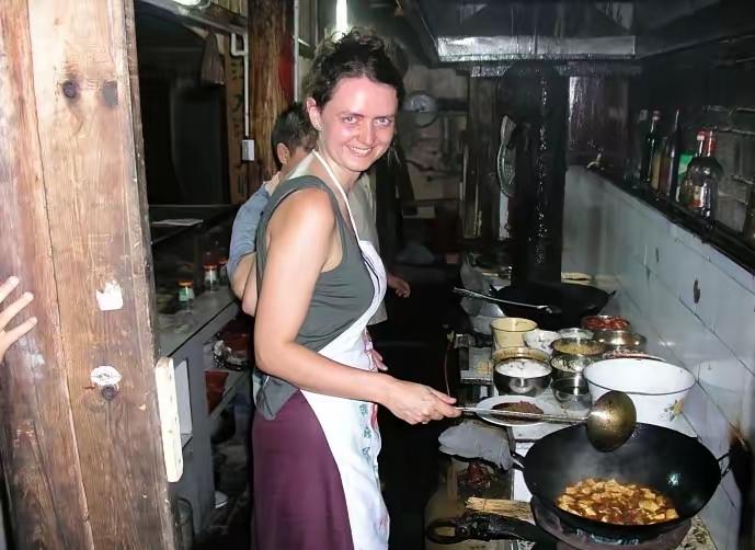 1994年，一个英国姑娘坐在成都的小馆子里，对着一碗白米饭发呆。她刚刚吃了一口鱼