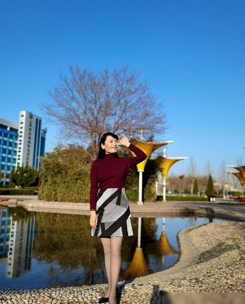 这届大妈正踩着细高跟，把咱们这帮天天喊着消费降级的社畜脸都扇肿了。

谁说退休就