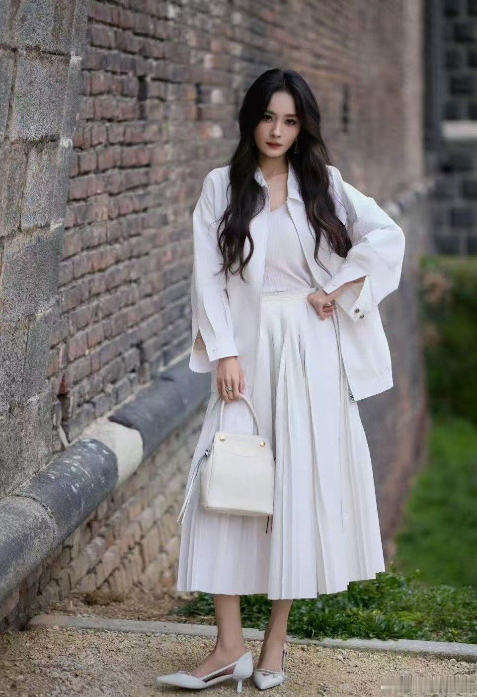 杨幂柳智敏看秀造型杨幂柳智敏看秀生图杨幂柳智敏看秀造型，都好美， 