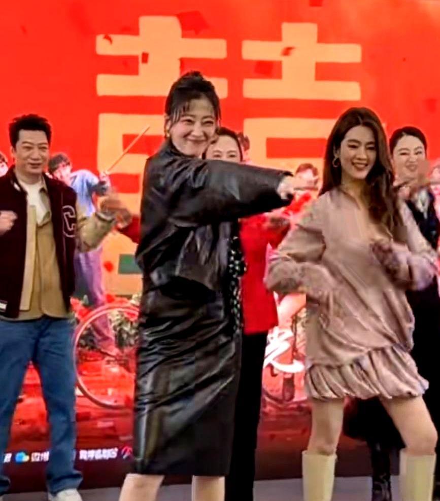 50岁梅婷踩着节拍扭腰，直接把旁边二十出头的小花秒成路人。你敢信这是年过半百的状