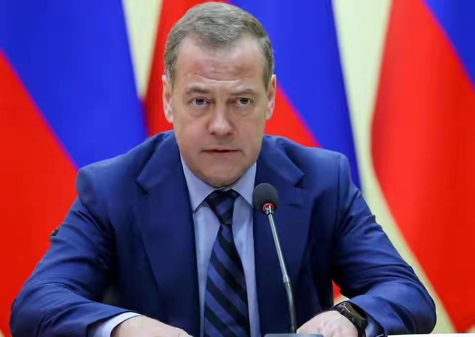 刚刚梅德韦杰夫就美伊停火一句话让世界不安定了……
他在社交媒体上用英文写道：“华