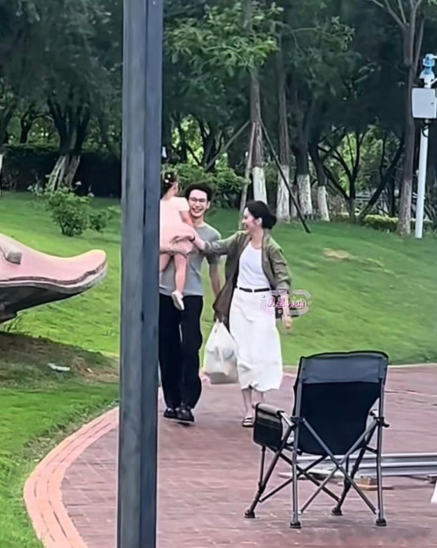 起猛了居然看到胡先煦演爹了谁能料到昔日国民小弟弟，如今轻松驾驭年轻奶爸人设！眼镜