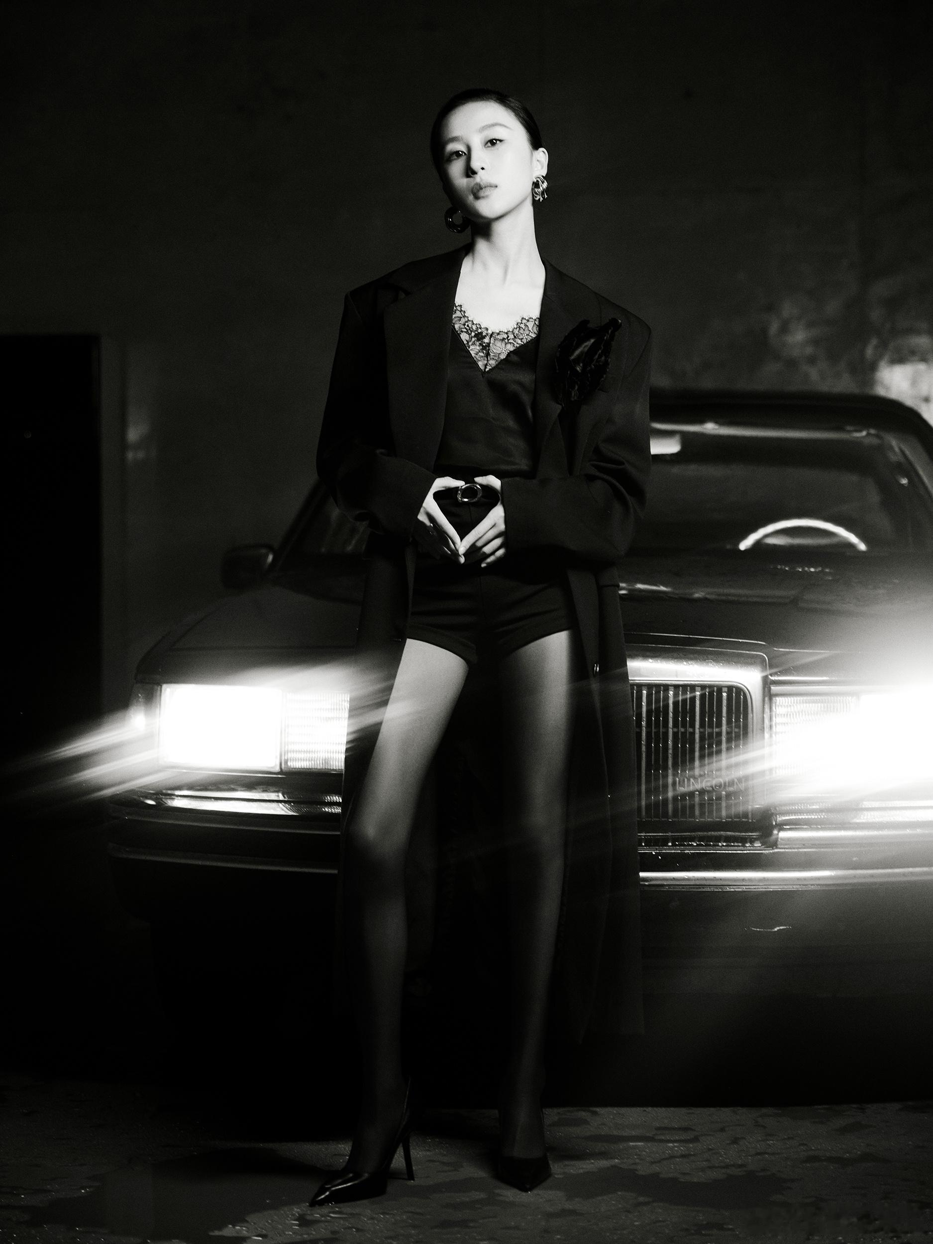 被夏凡茵双重圈粉，太平年里贺贞温婉又有力量，身形优越气场足，神似BellaHad