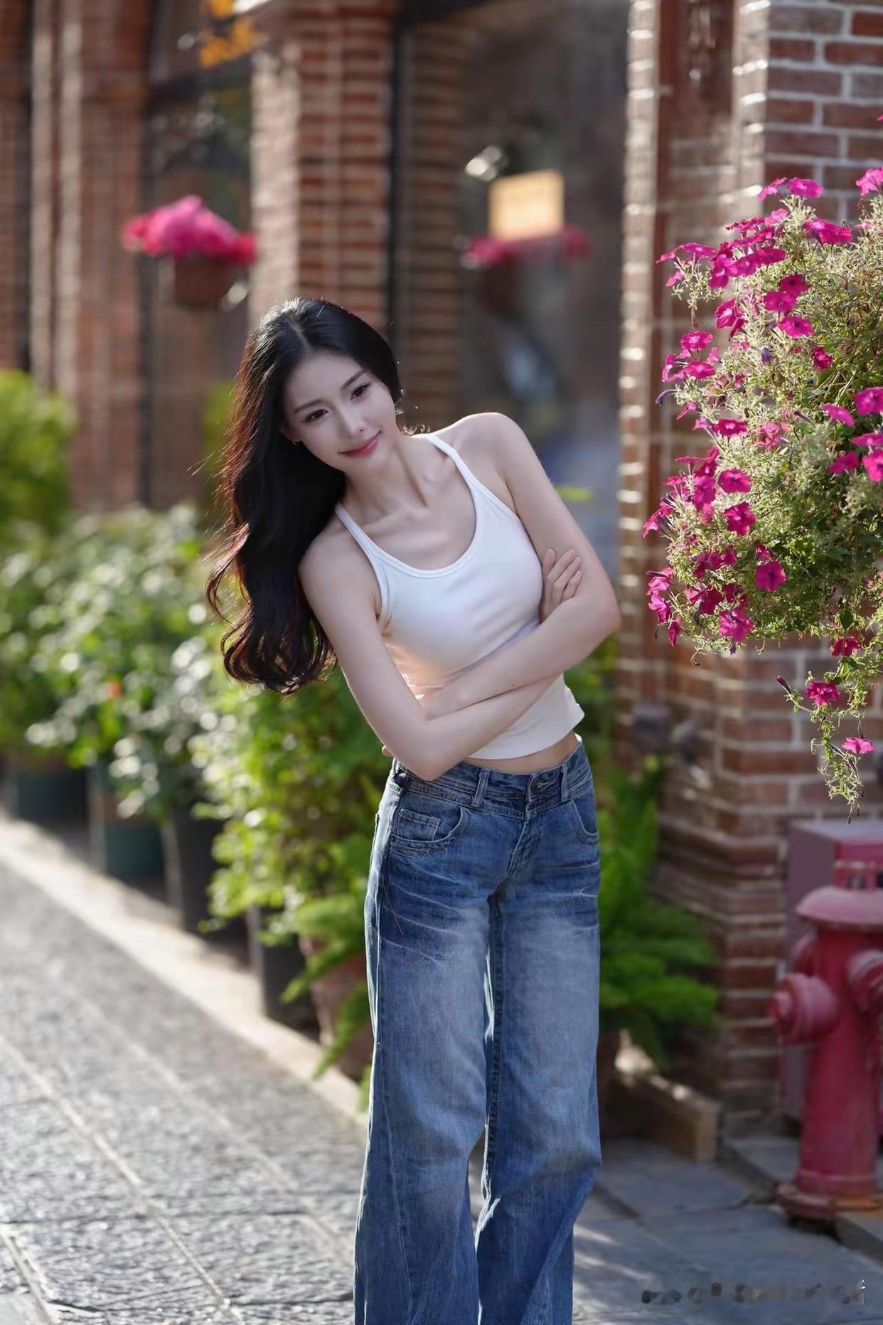 阳光明媚的午后，少女与花儿的邂逅