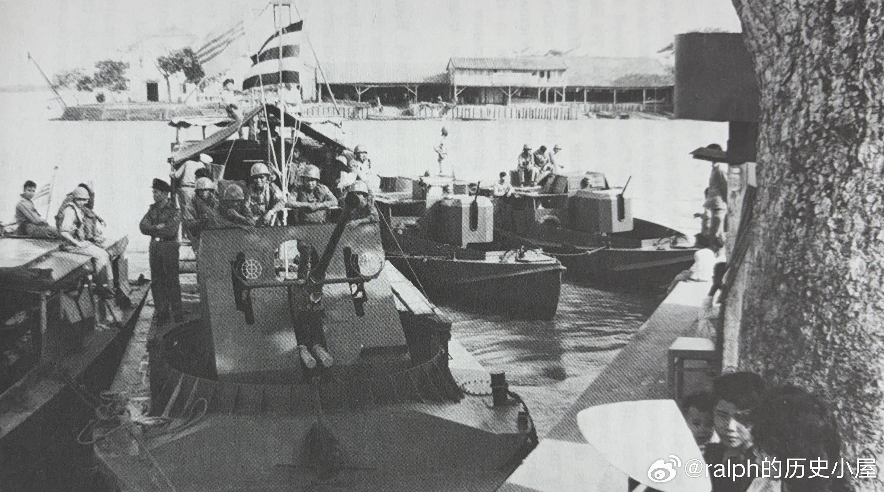 60年代南越海军第25河流突击群的一艘改装型LCM登陆艇和三艘STCAN巡逻艇正
