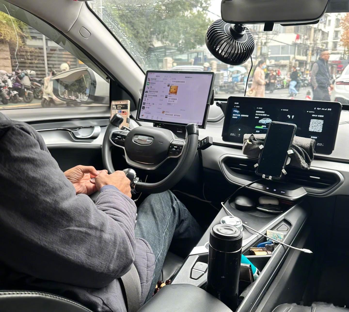 网约车师傅的方向盘是自己切割的好大的一块仪表盘你们怎么看？ 