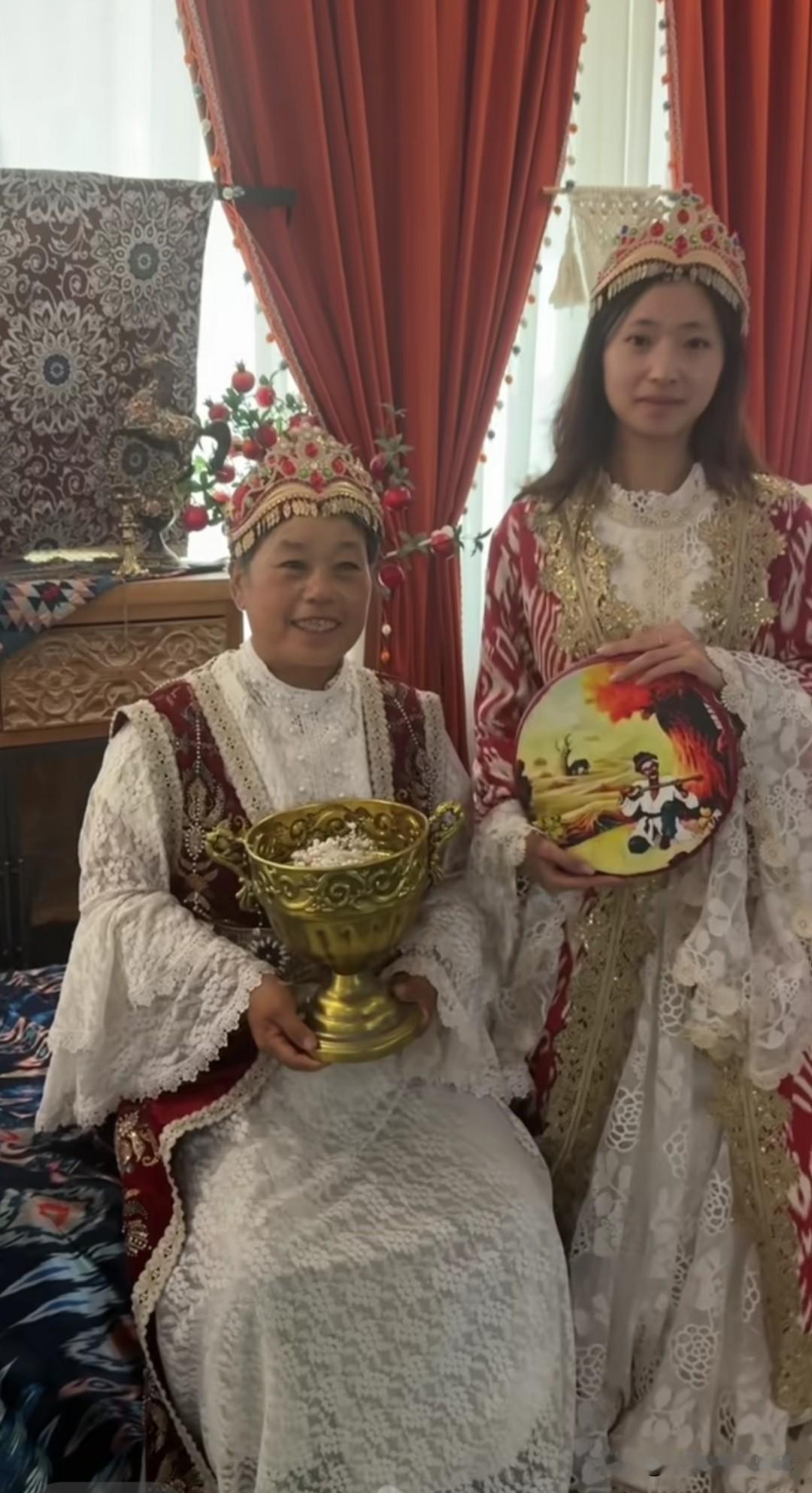 罗大美的妈妈和妹妹在大巴扎穿上好看的衣服，妹妹的五官好有立体感，尤其是这高鼻梁，