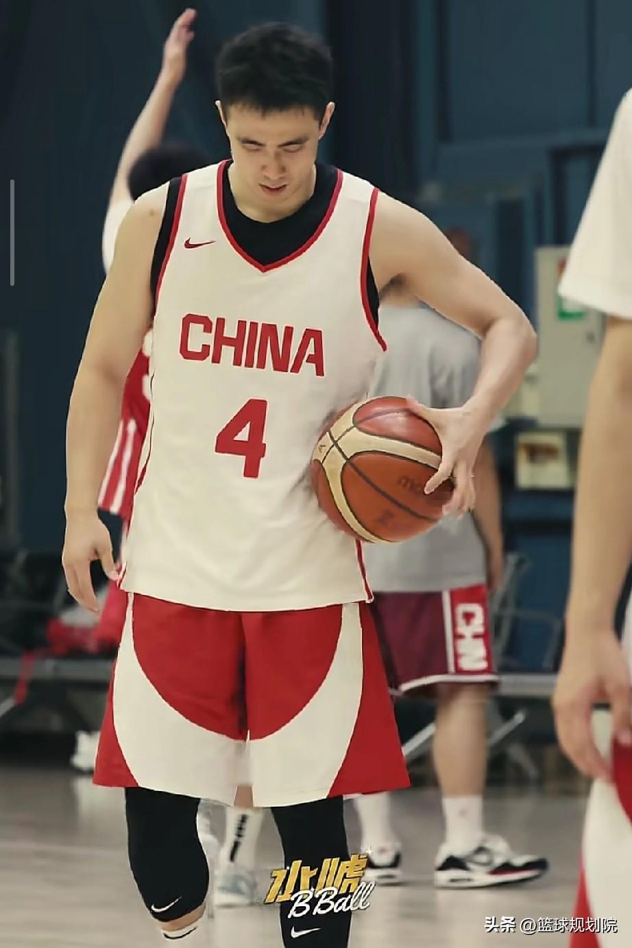 中国男篮最新集训画面，压力巨大！

中国男篮目前扔在北京集训，最新公布的集训名单