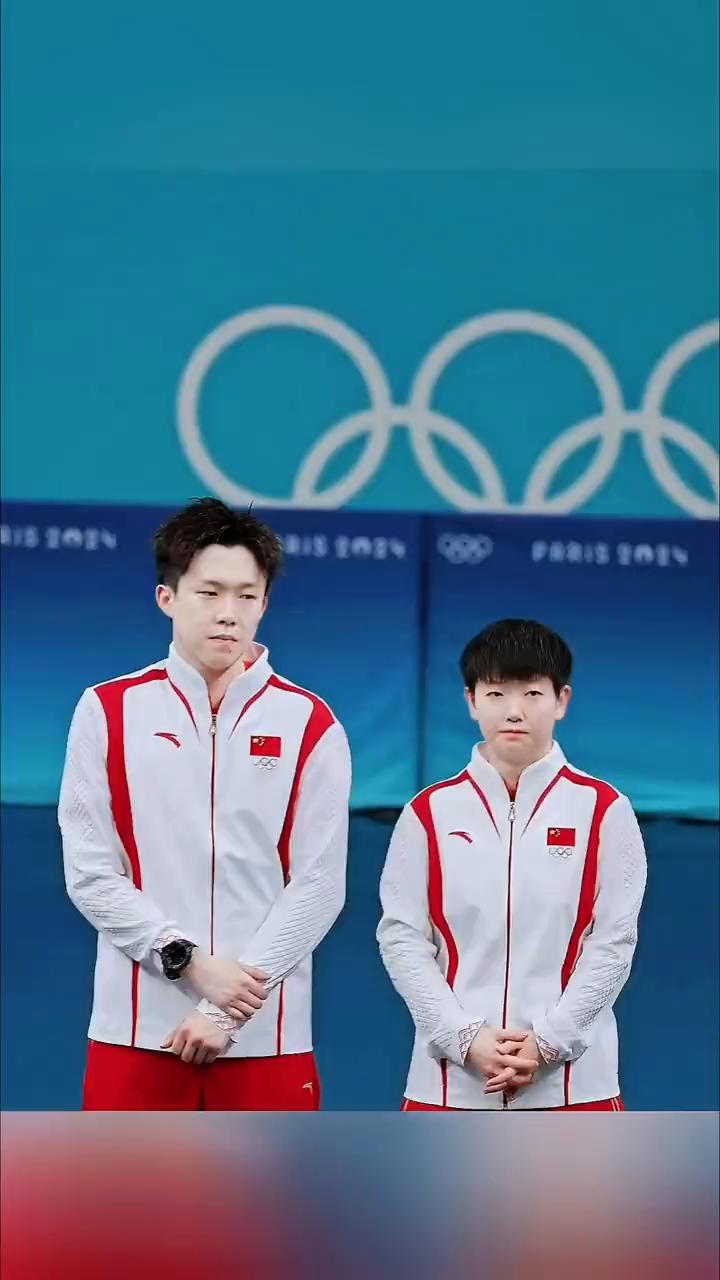 好默契，莎头神同步低头玩手机。
名场面来了，澳门世界杯抽签间歇，王楚钦、孙颖莎同