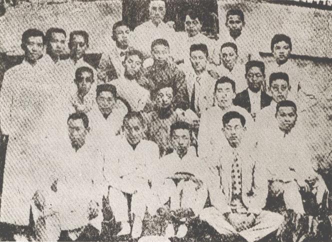 1921年7月1日张闻天出席“少年中国学会”南京大会。这是与会会员的合影。
右起