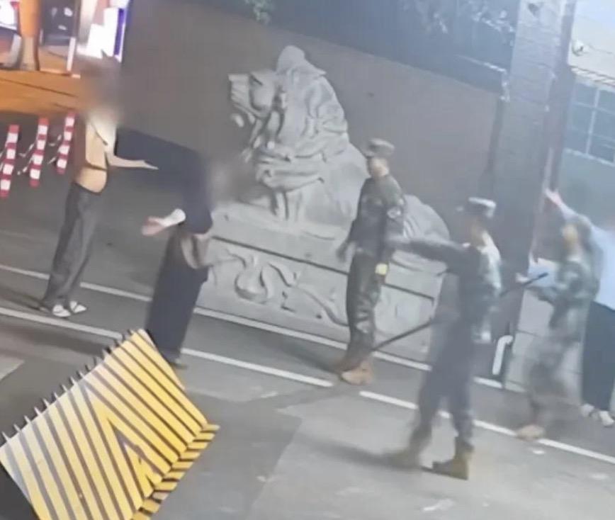 不愧是川渝暴龙啊，连武警都给推搡！
事发5月10日凌晨四川广元武警营门口，当时不