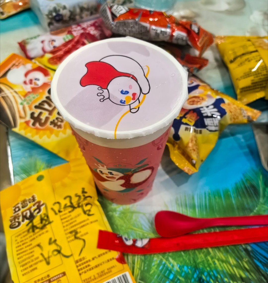 我不行了 蜜雪冰城没有粗吸管让我用细吸管和勺子舀着吃 