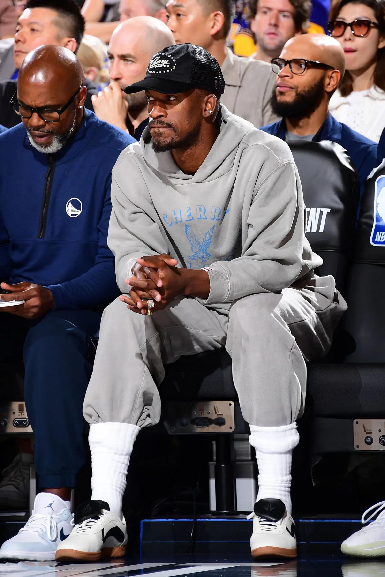 吉米·巴特勒上脚李宁 All Around观战勇士vs快船