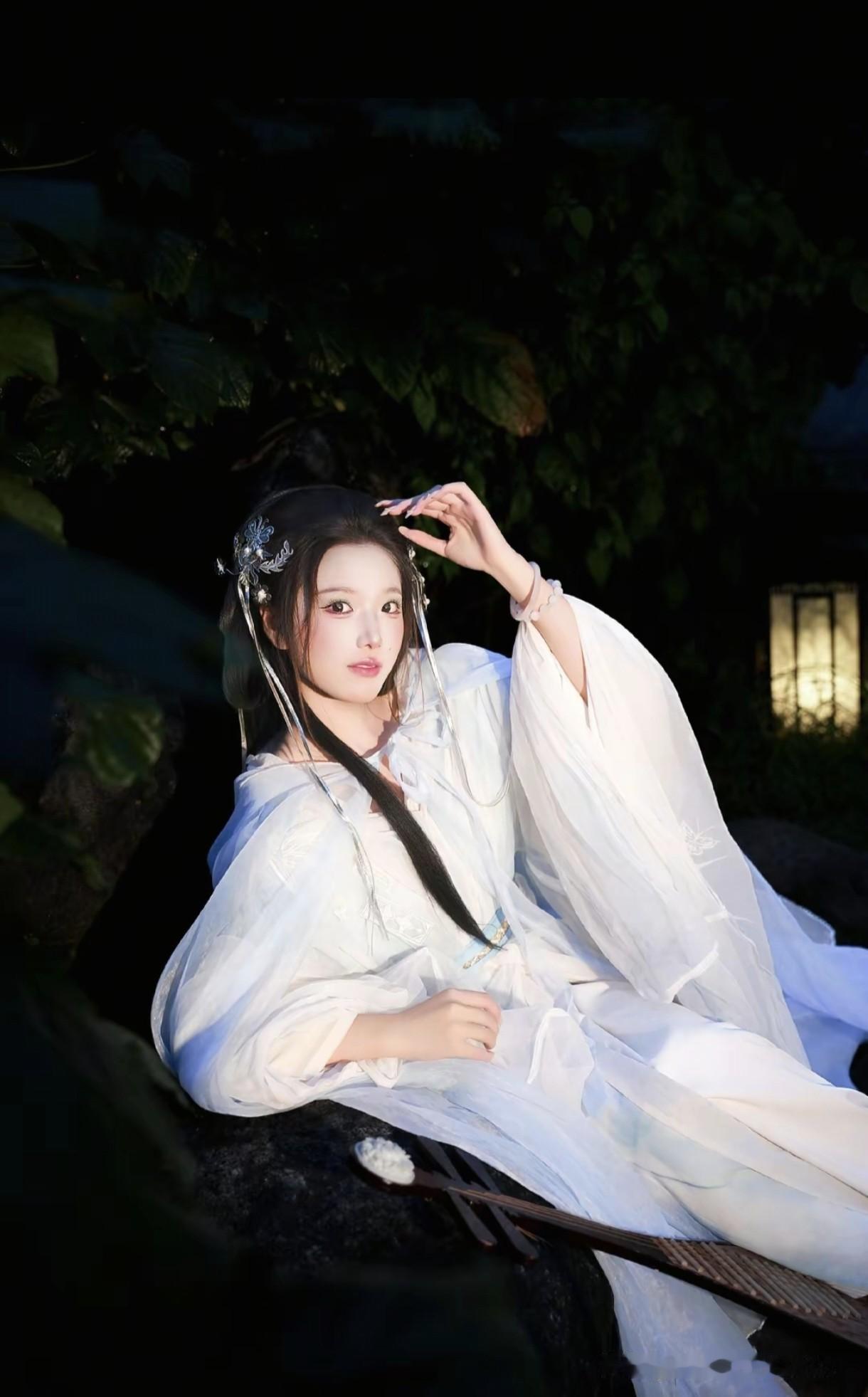 白衣飘飘似仙子，月下抚琴意绵绵。抚琴仙韵 仙韵抚琴