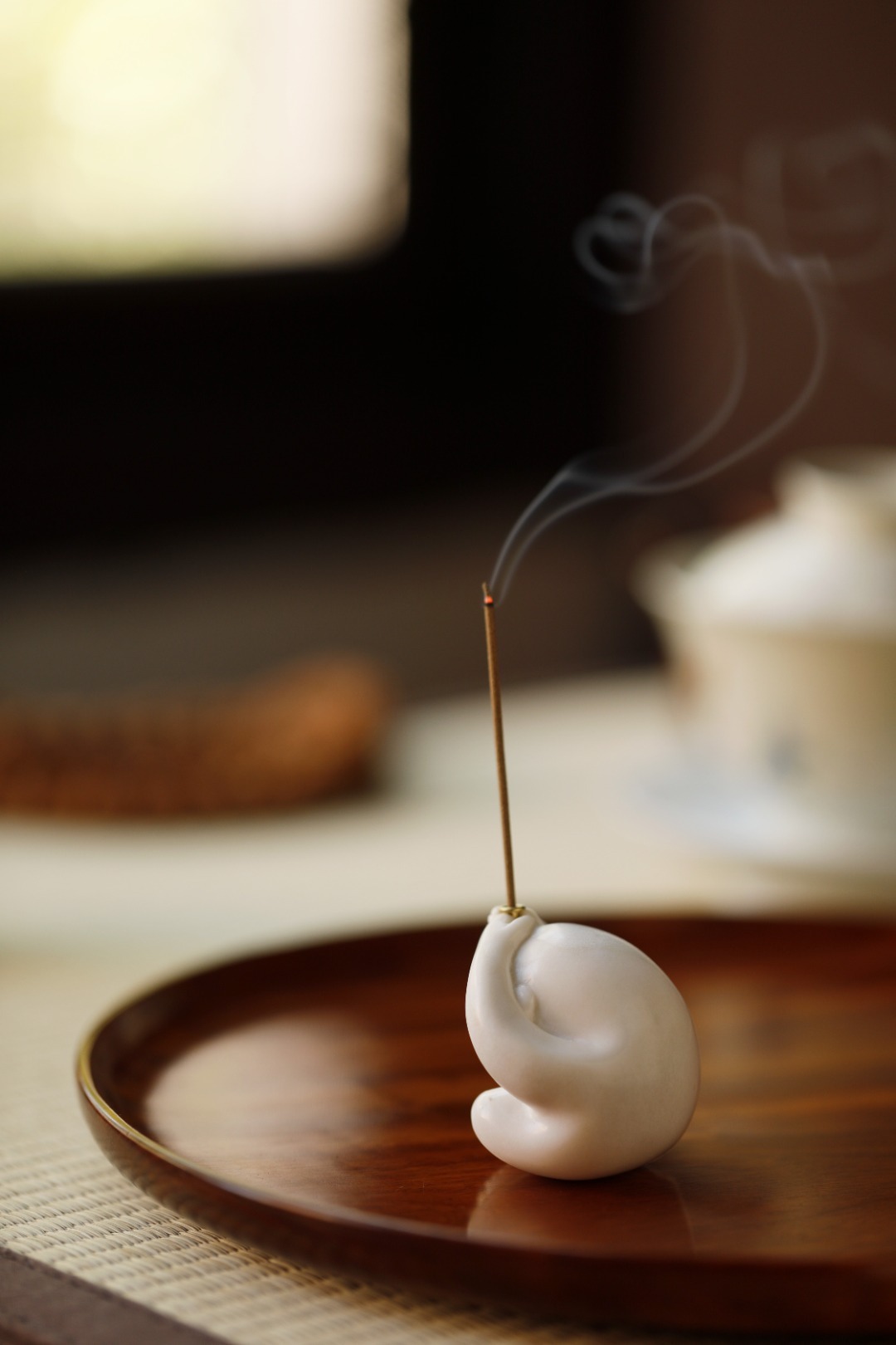 鹿角 | 灵猴 香插择料细净凝滑，雕刻灵猴圆润，入目福气满满，案头、茶席燃香，颇