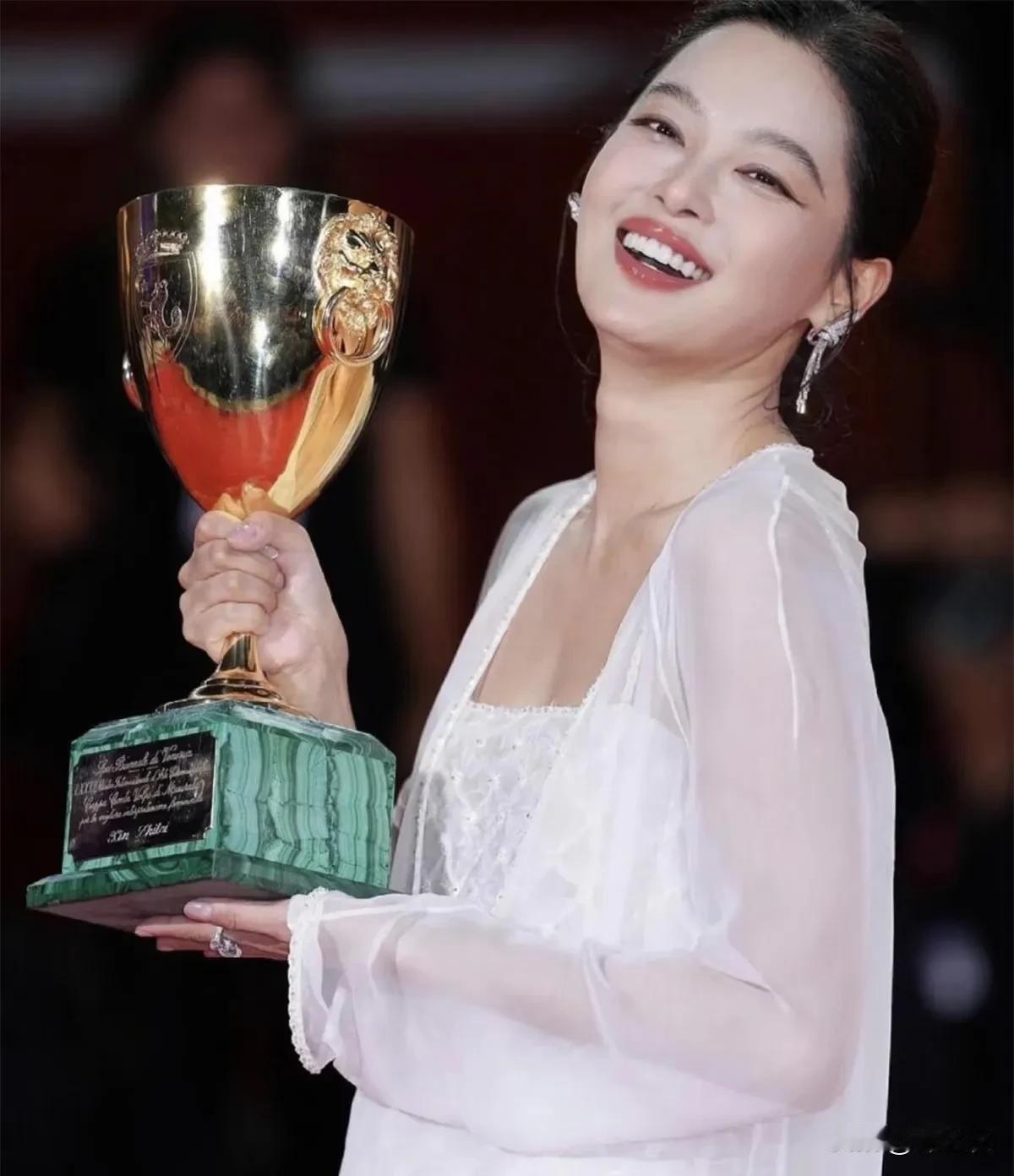其实我觉得只有辛芷蕾是体面人，因为娱乐圈那么多靠星探经纪人发掘带上路的，无非只是