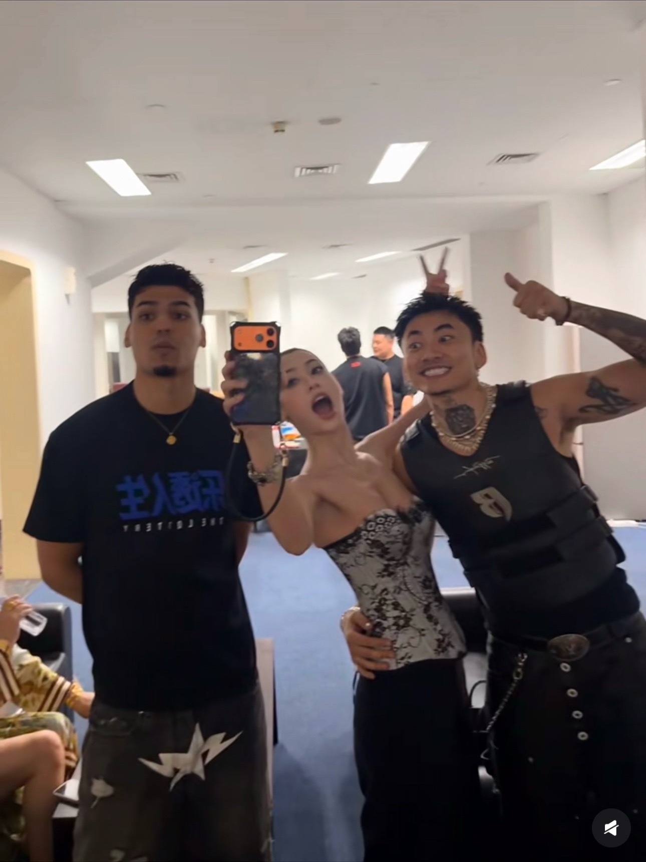 太甜了！马思唯和小米在演唱会后台亲亲马思唯