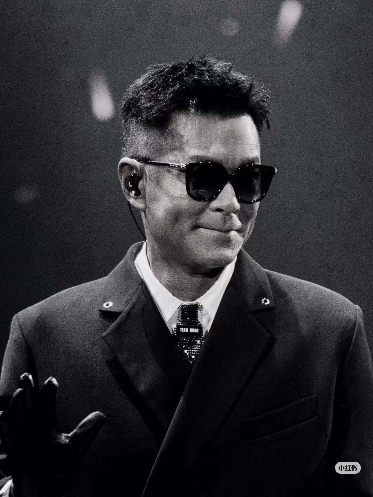 王嘉尔给古天乐设计演唱会造型服装设计师王嘉尔已上线给古仔设计的演出服装好靓啊