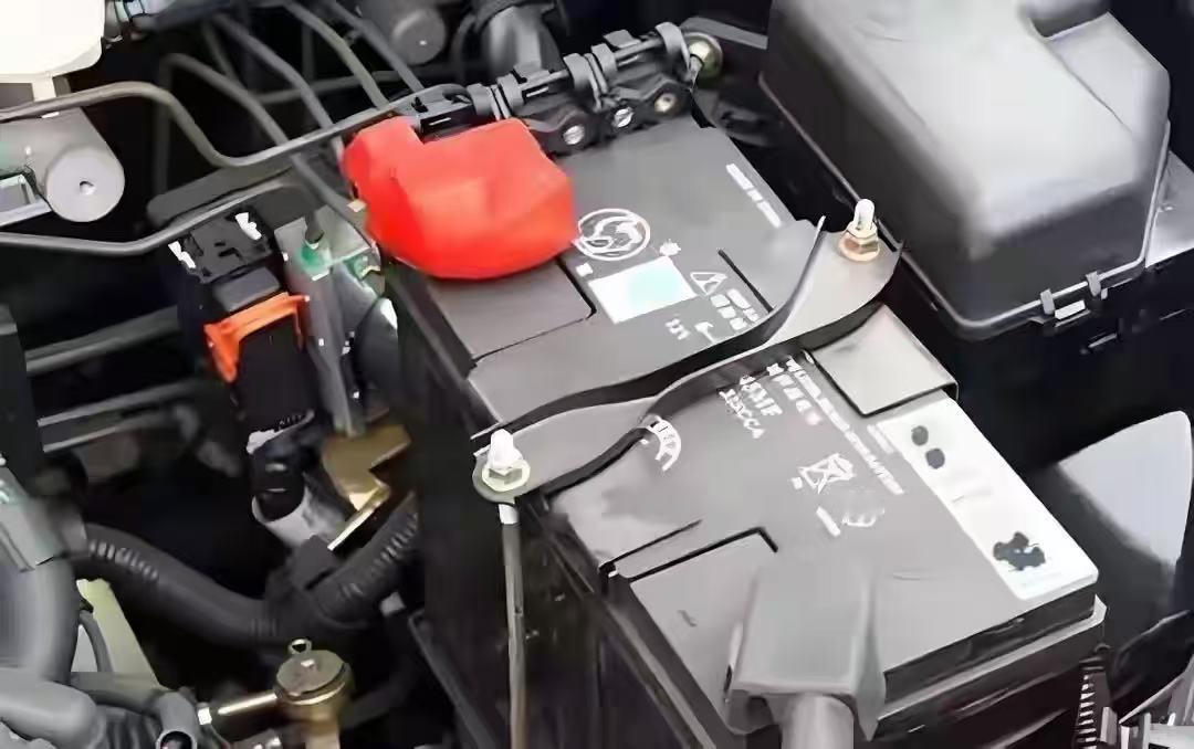 判断汽车电瓶要不要换，用几个直白的方法就能搞定，一看就懂：
 
1. 启动时“没