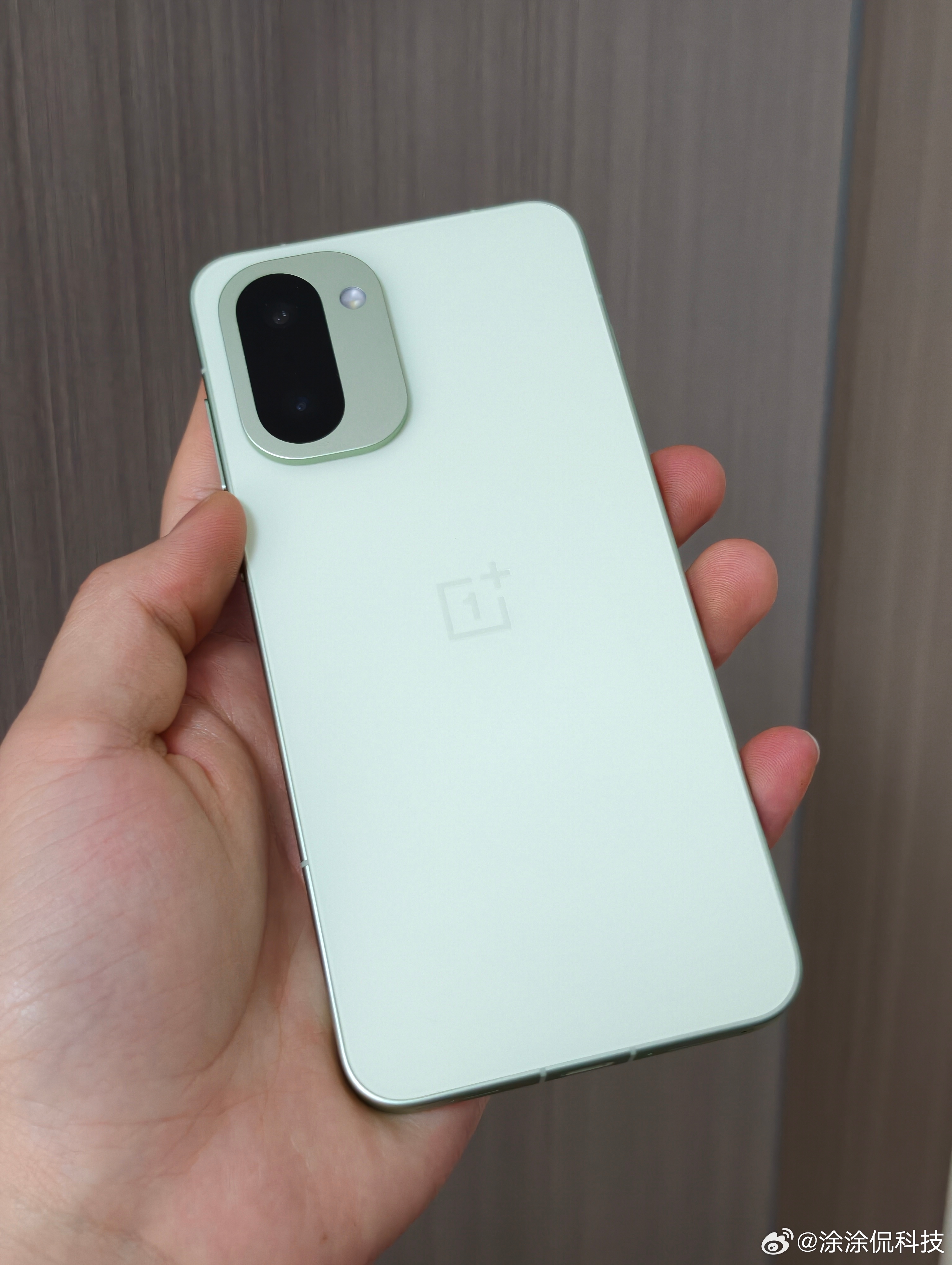 个人很喜欢一加Ace 6T这个配色，这种低饱和度、颜色淡淡的青色就很很讨人喜欢，