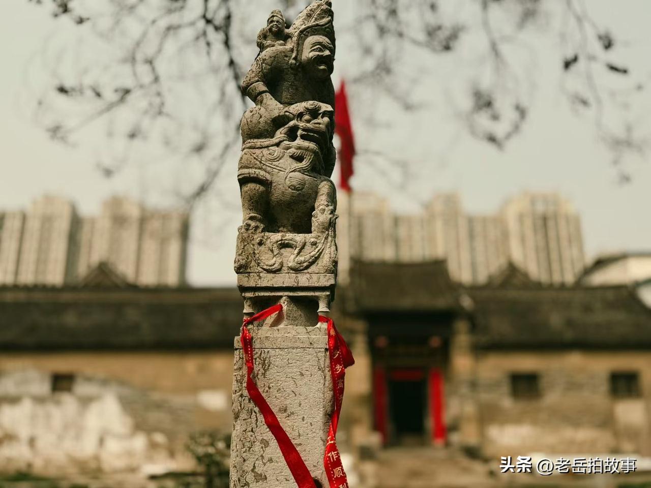 在郑州闹市中藏身着一座百年大院，里边有残存的雕梁画栋、砖雕木雕等古老工艺，更有保