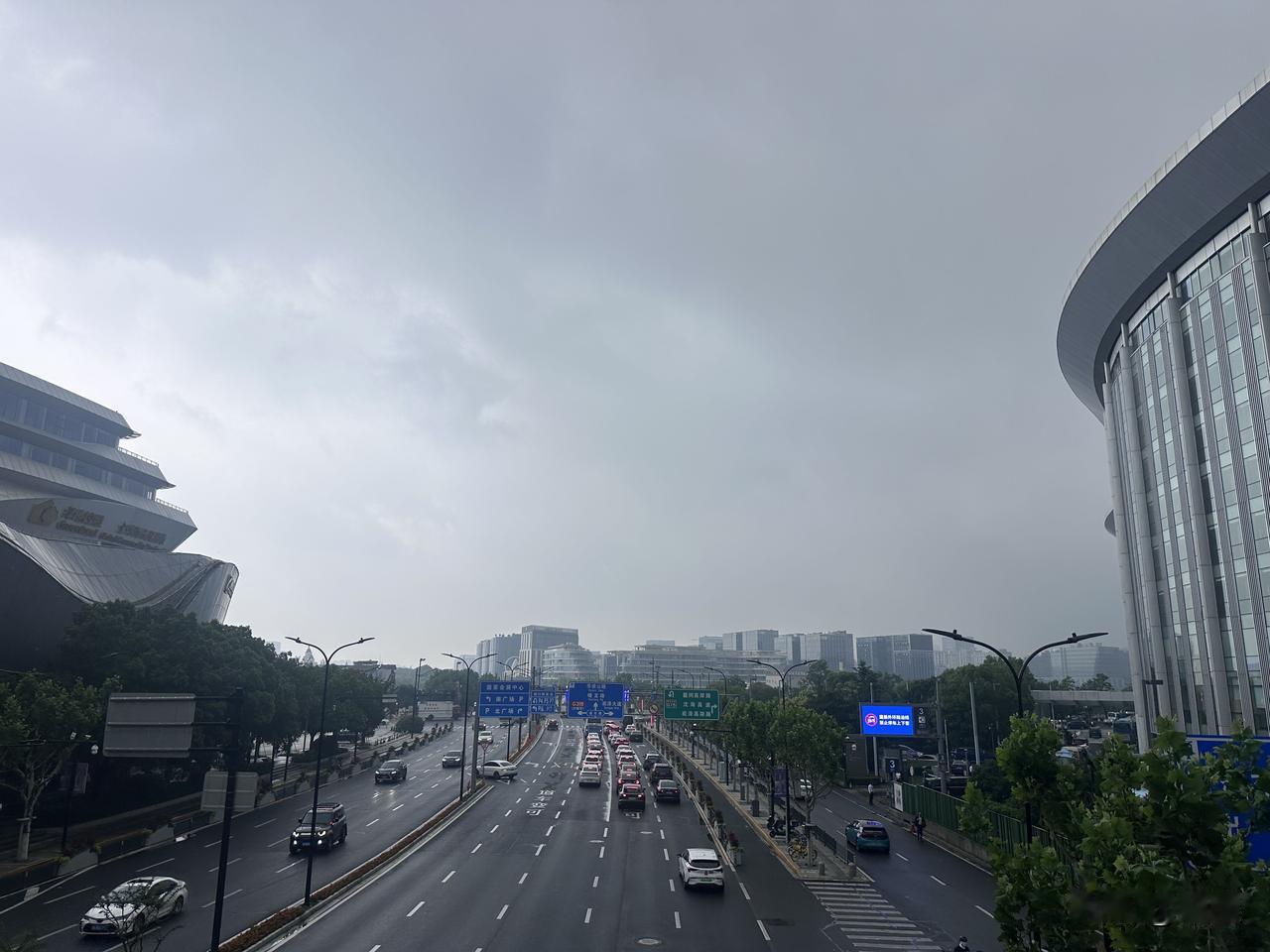 山雨欲来风满楼，没有山怎么办？黑云压城城欲摧[大笑][大笑][大笑]