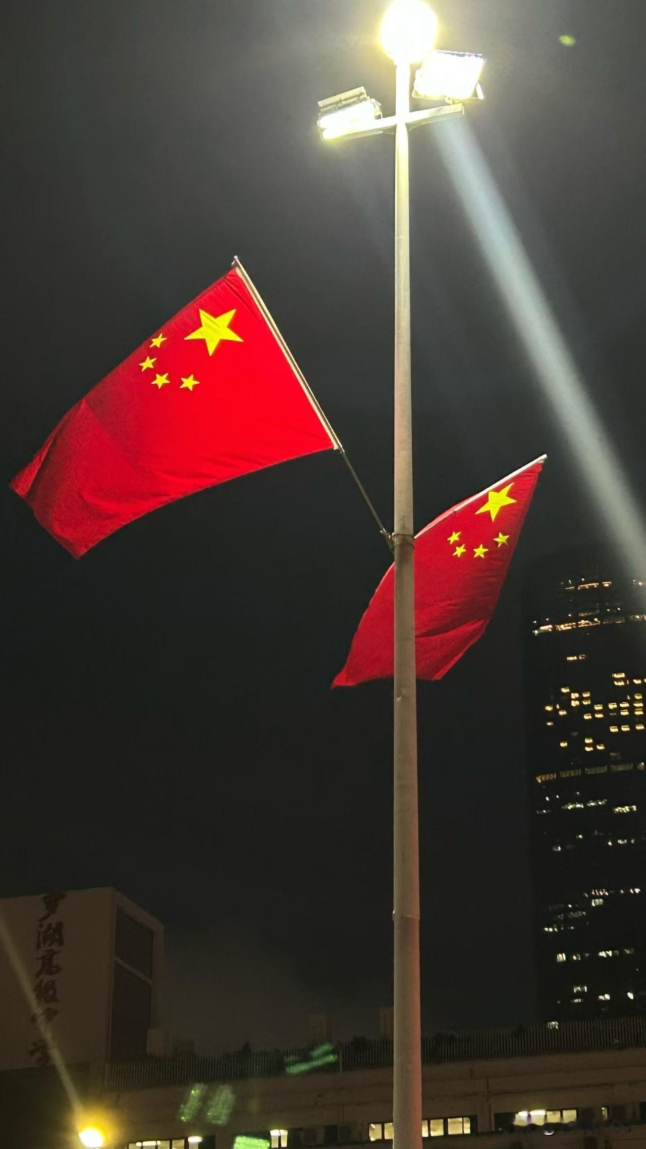 国旗已飘起
假期还远吗？
很有国庆节的氛围了
不敢想象30号下午6点有多快乐