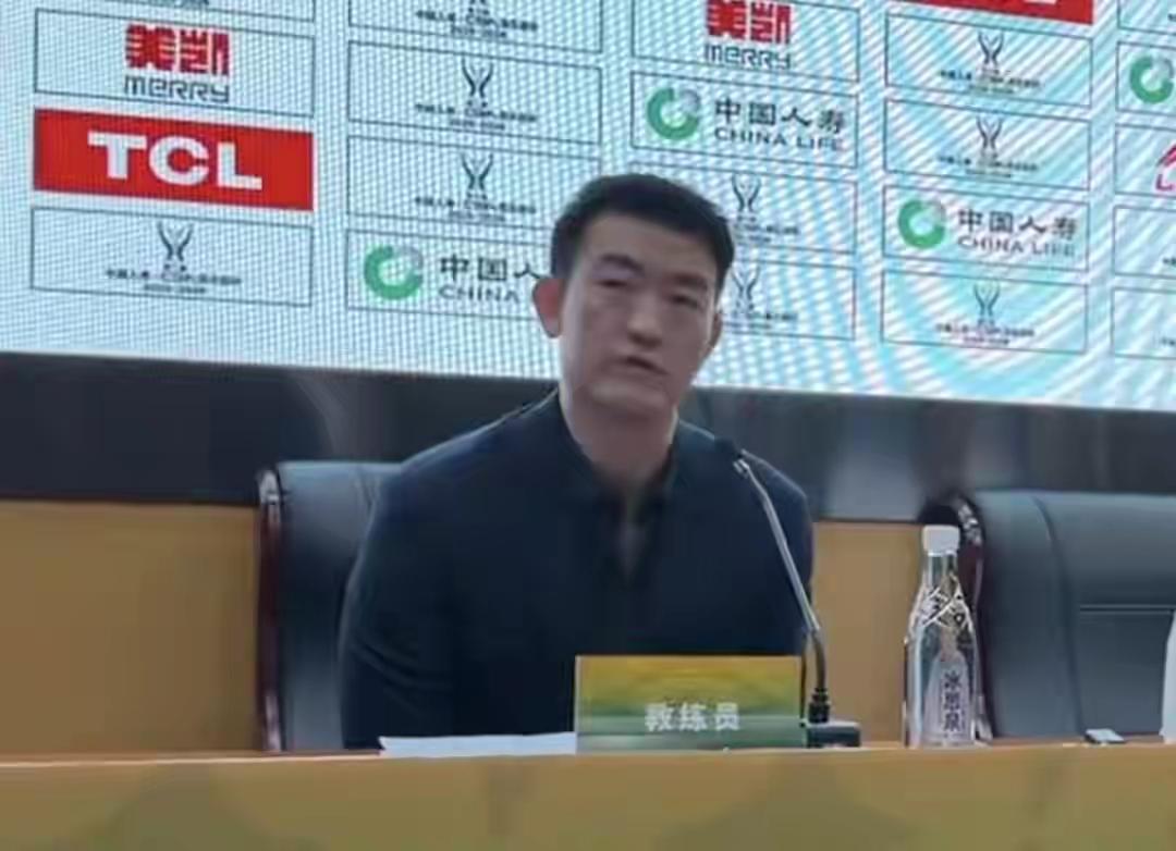 昨晚卫冕冠军浙江广厦客场惨败给广东队，迎来赛季两连败。赛后主教练王博接受媒体采访